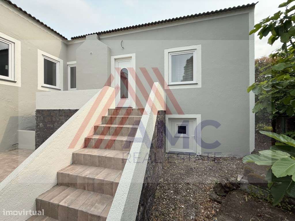 MORADIA T6 NO CENTRO DA VILA DA MADALENA-7