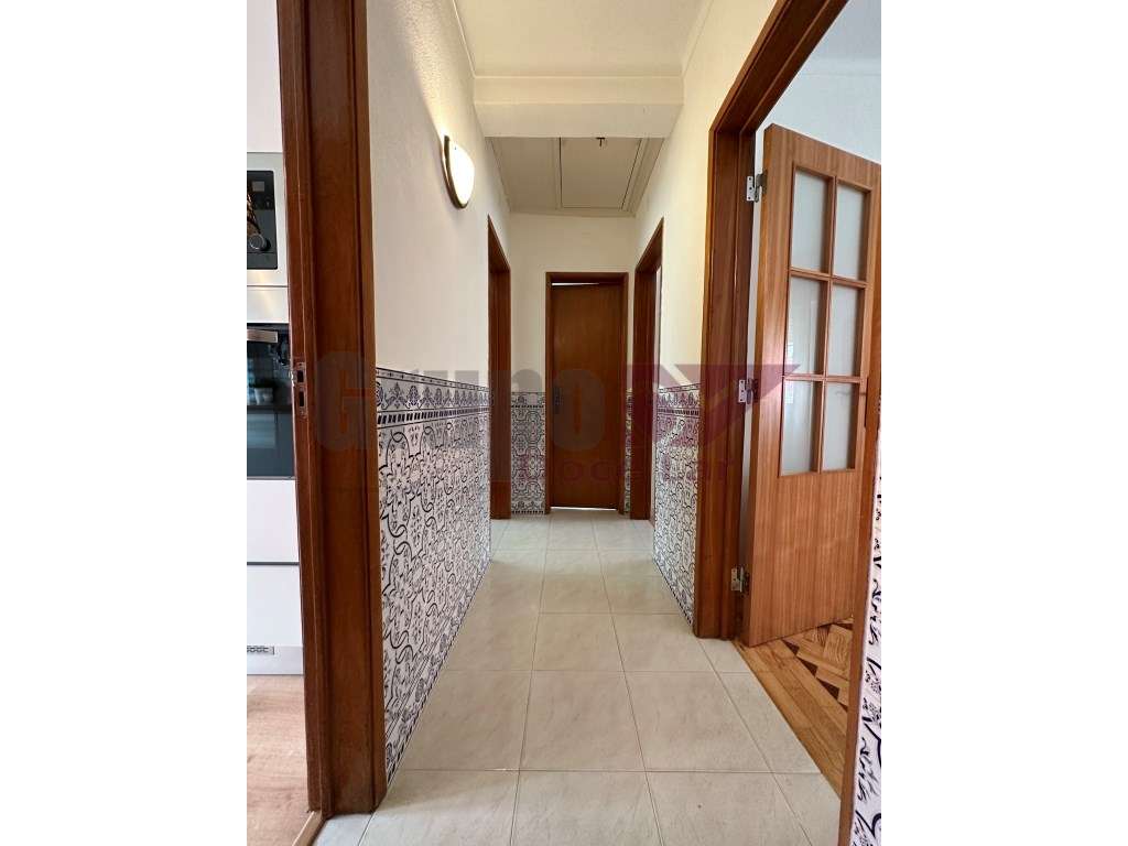 Apartamento T2+1 com Sótão a 350metros da praia de Sesimbra-23