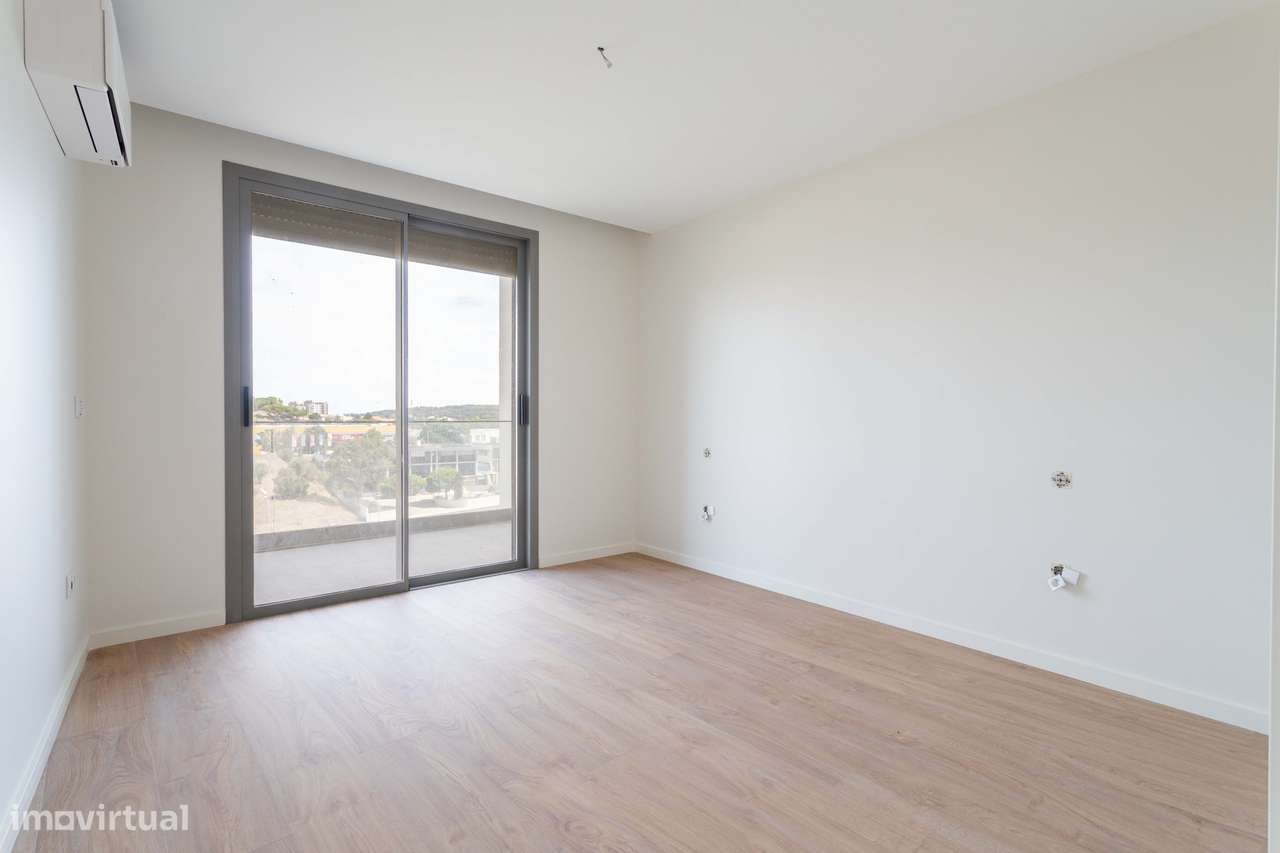 Apartamento T3 Novo a Estrear | 3 Suites | Vista Rio | Garagem Box | C-38