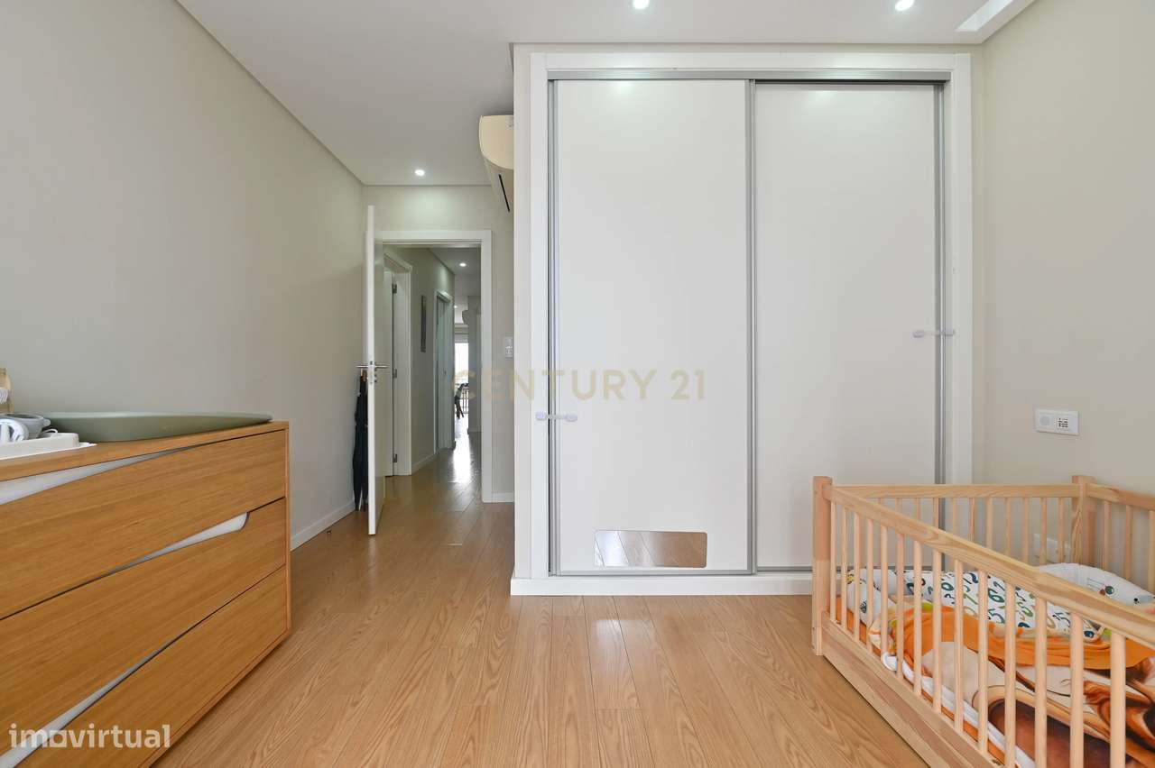 Elegante T2 com 2 Amplos Terraços e parqueamento  para Carro Elétrico-9