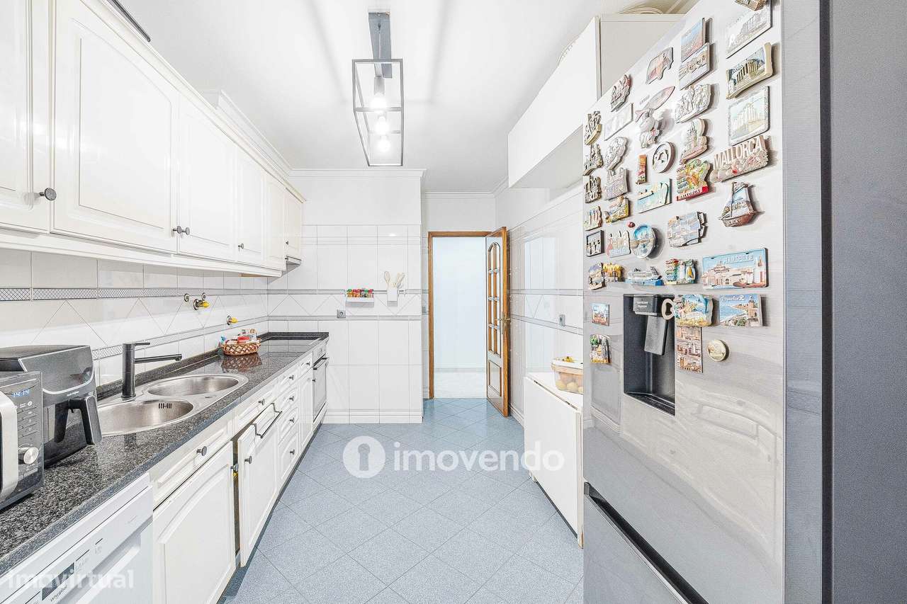 Apartamento T3, com estacionamento e arrecadação, na Ramada-8