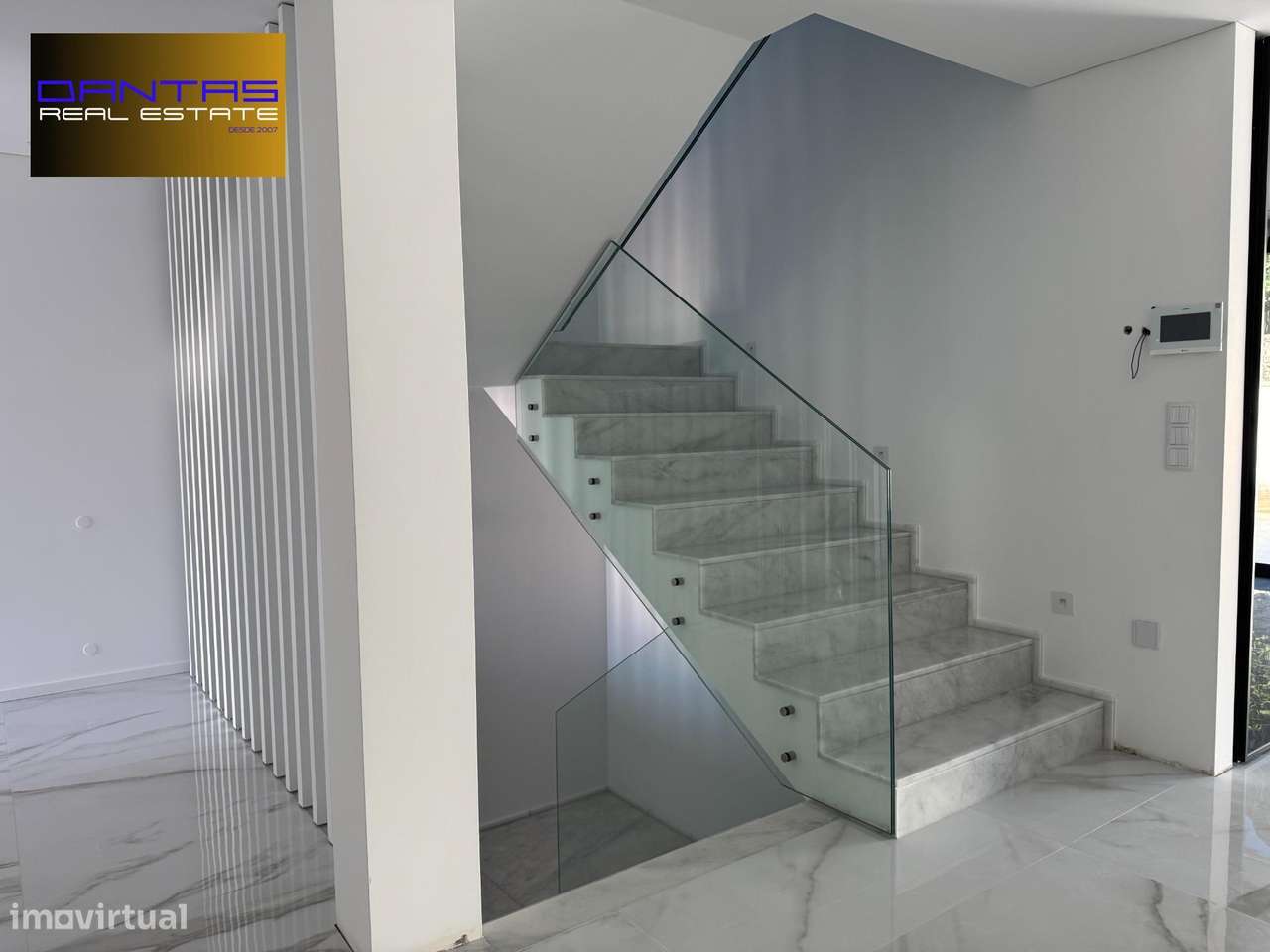 Gaveto T4 já com a estrutura concluída, lote 400m2-11
