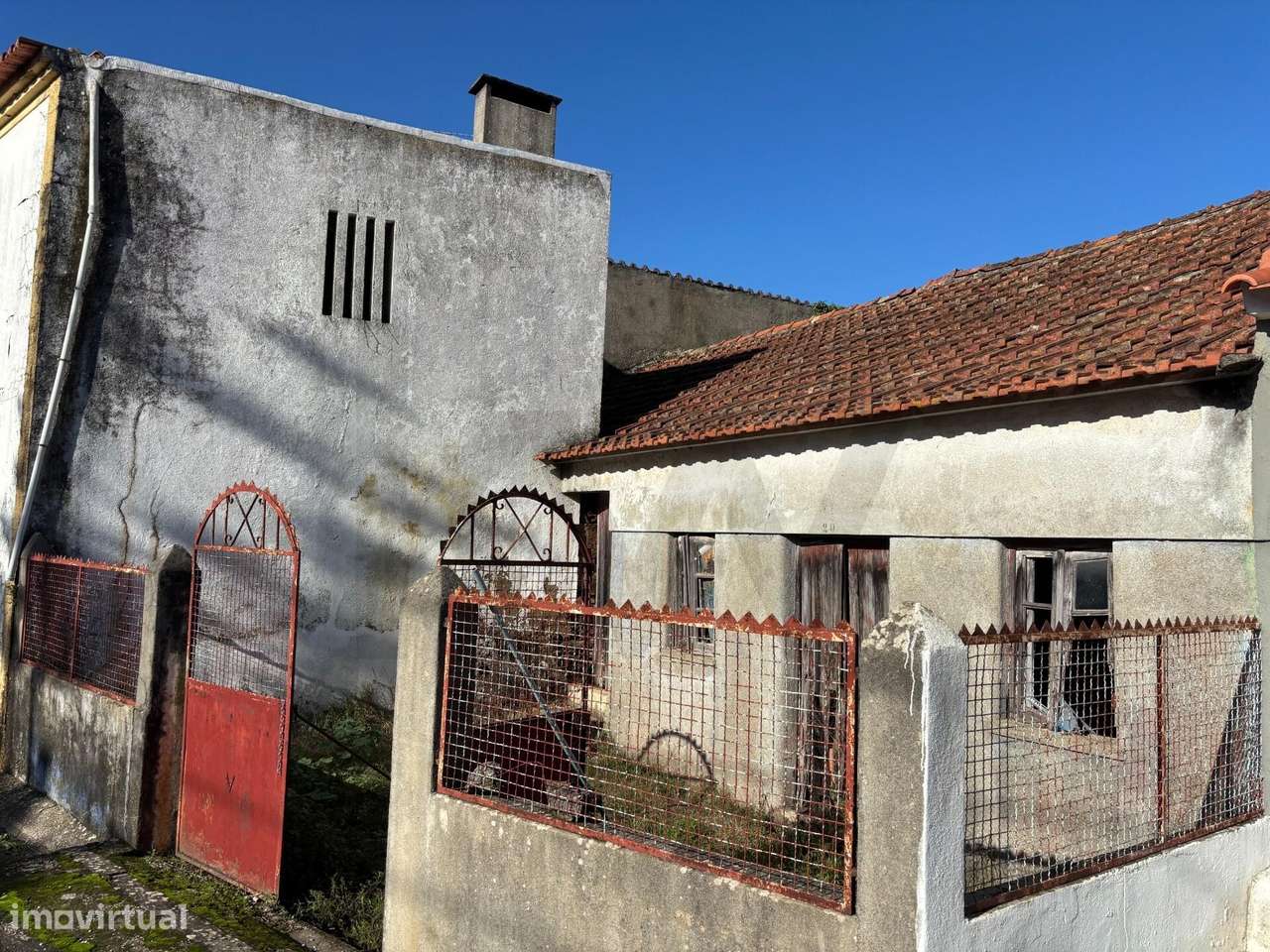 Moradia para reabilitar e terrenos com potencial construtivo às portas - Grande imagem: 2/19