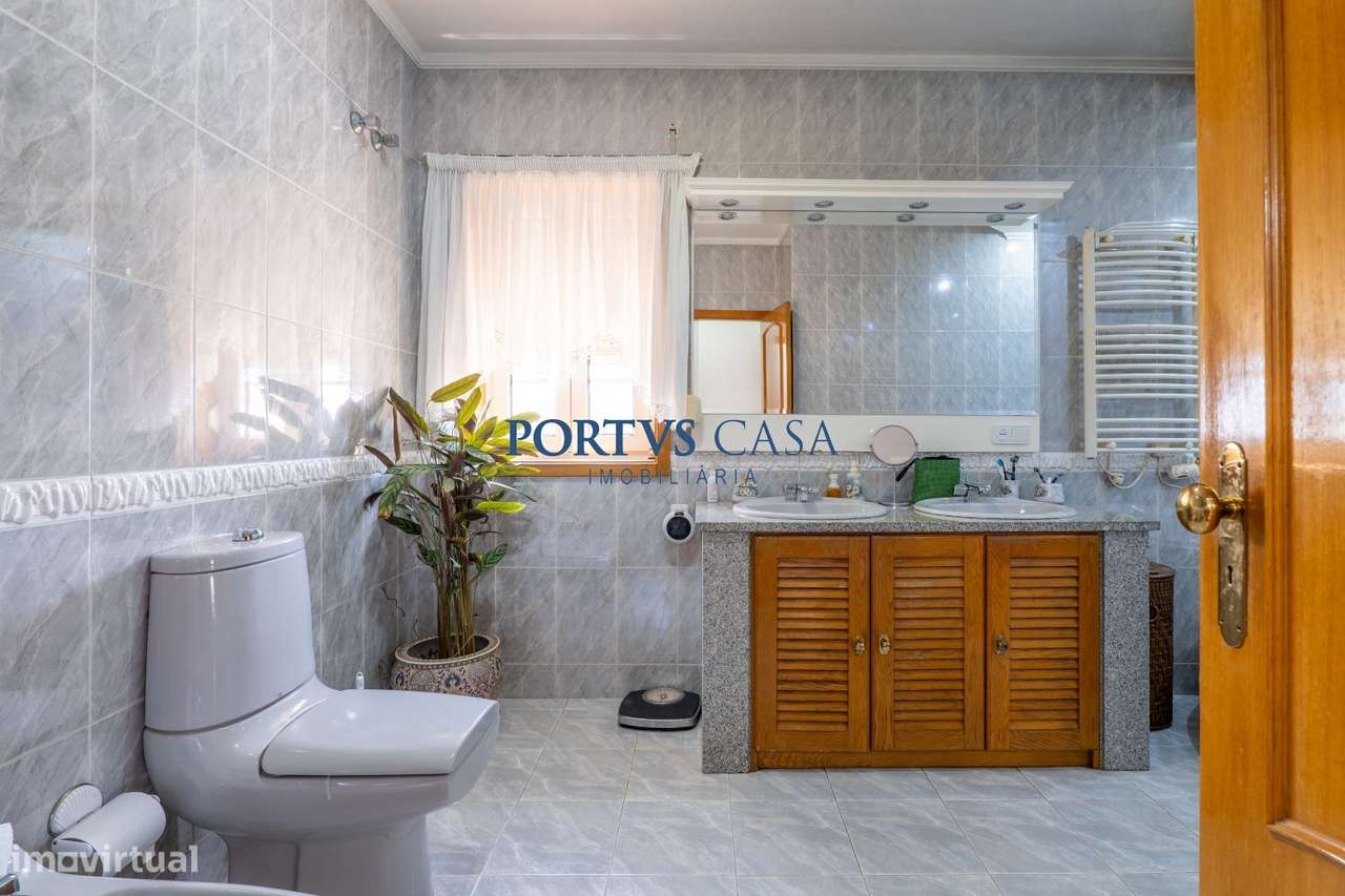 Moradia T4 com piscina em Lavra-21