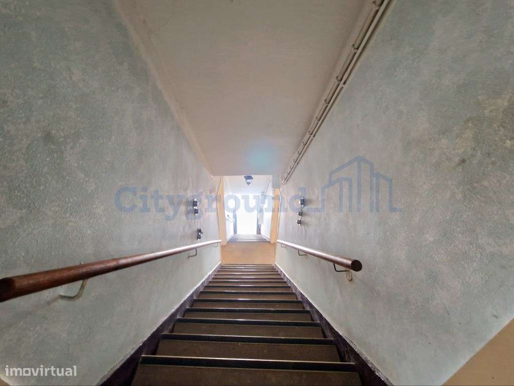 Apartamento T2 Duplex no Príncipe Real para reabilitar a seu gosto-17