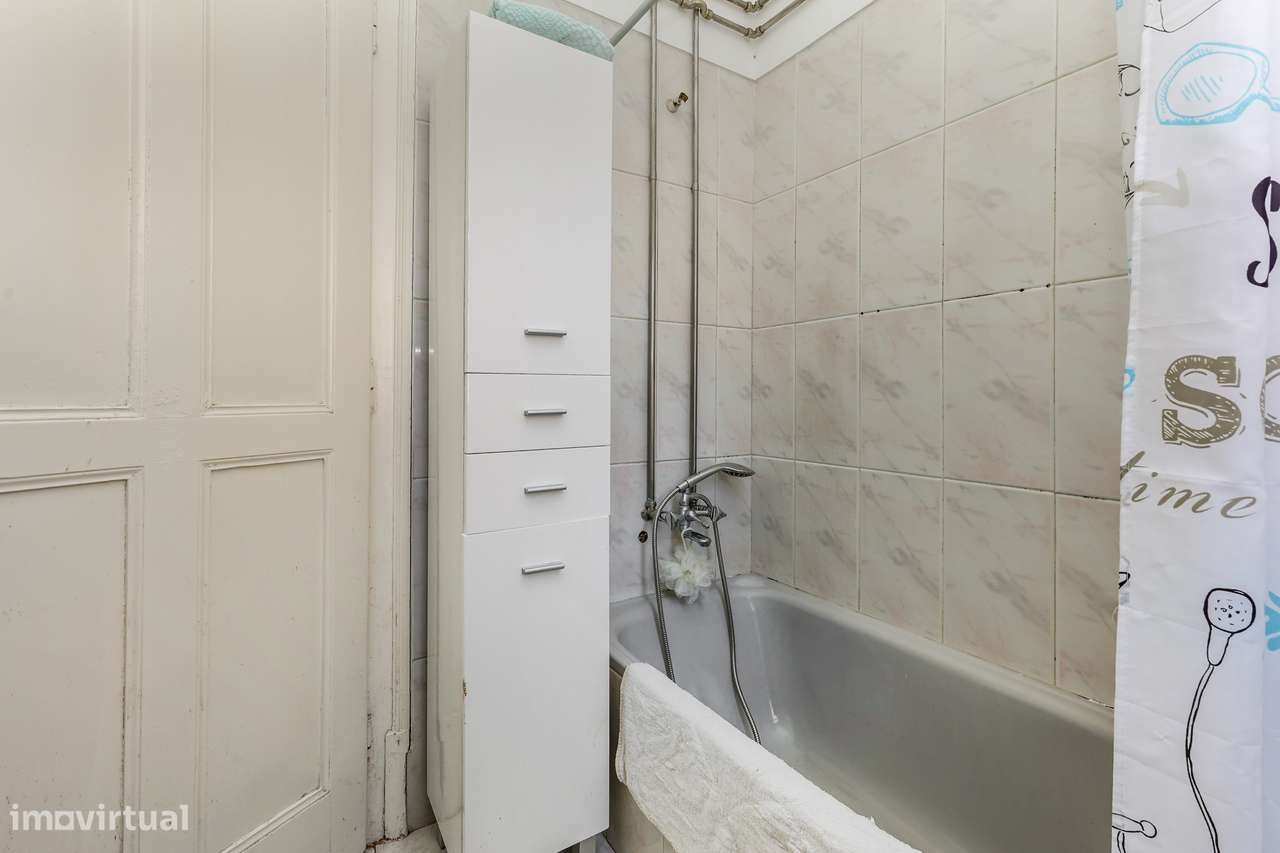 Andar de moradia T3 Para Renovar com Jardim e Localização Privilegiada-15