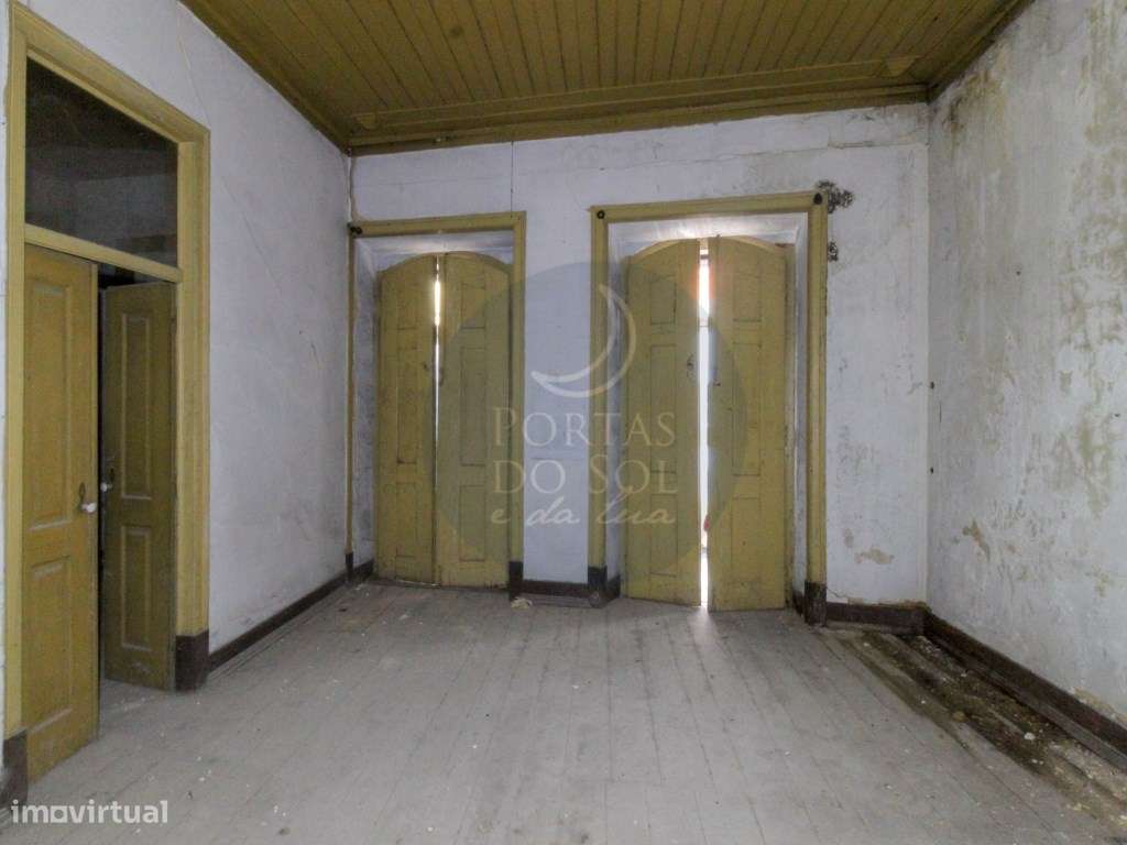 Imóvel c arquitetura histórica na rua principal do Cartaxo.-8