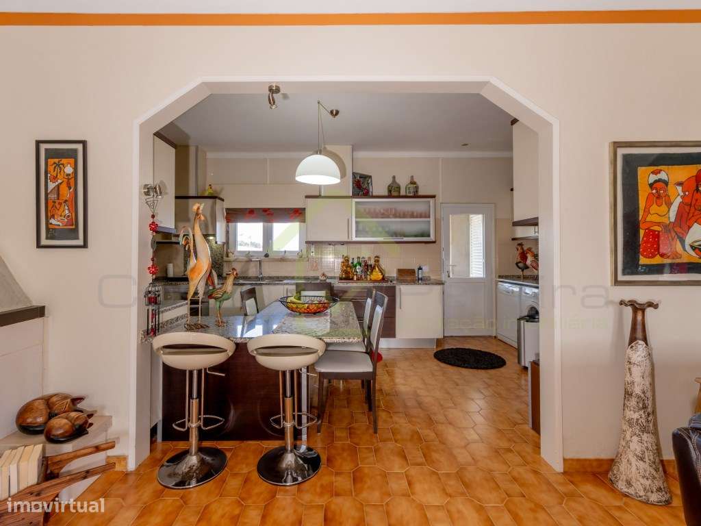 Moradia T4 a minutos dos acessos da A8 e perto das praias de região-6