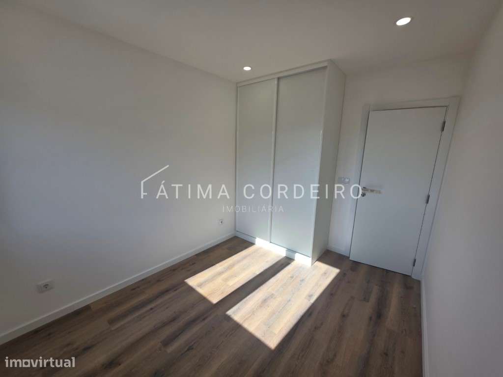 Excelente Apartamento T3 Remodelado em Almada-11