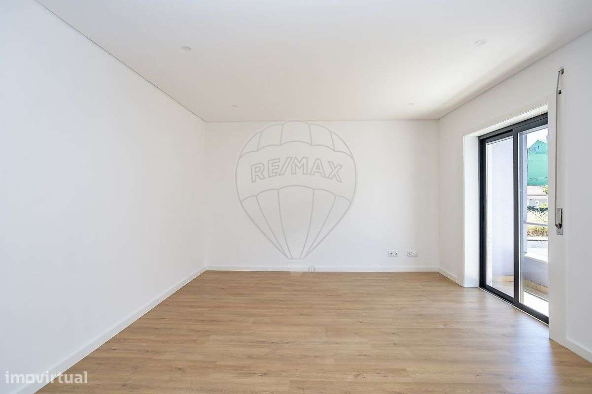 Apartamento T3 à venda em Camarate-4