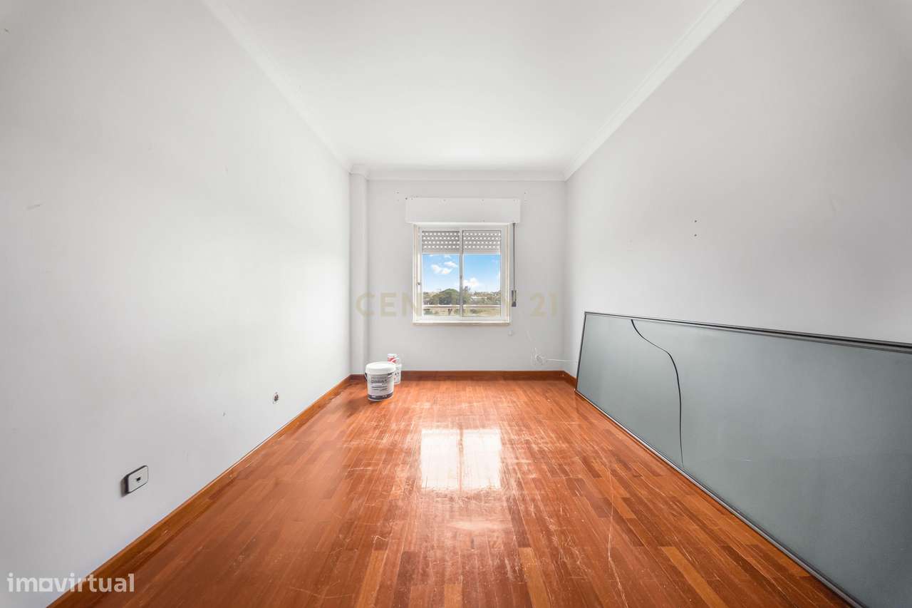 T3 Luminoso em Santa Marta do Pinhal – Espaço e Conforto no Coração de-12