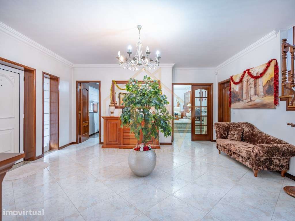 Moradia T4 em Aldão-17