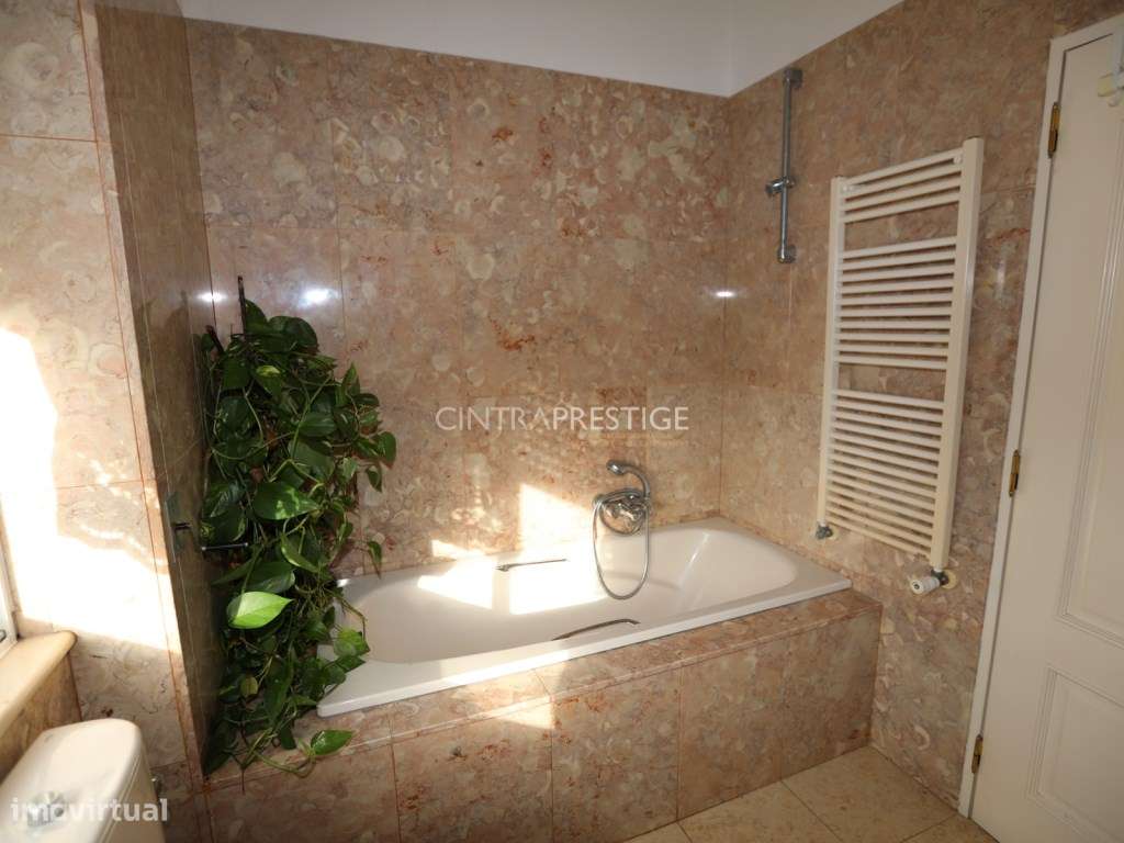 Moradia no Centro de Mafra com 2 Pisos e 2 Garagens.-16