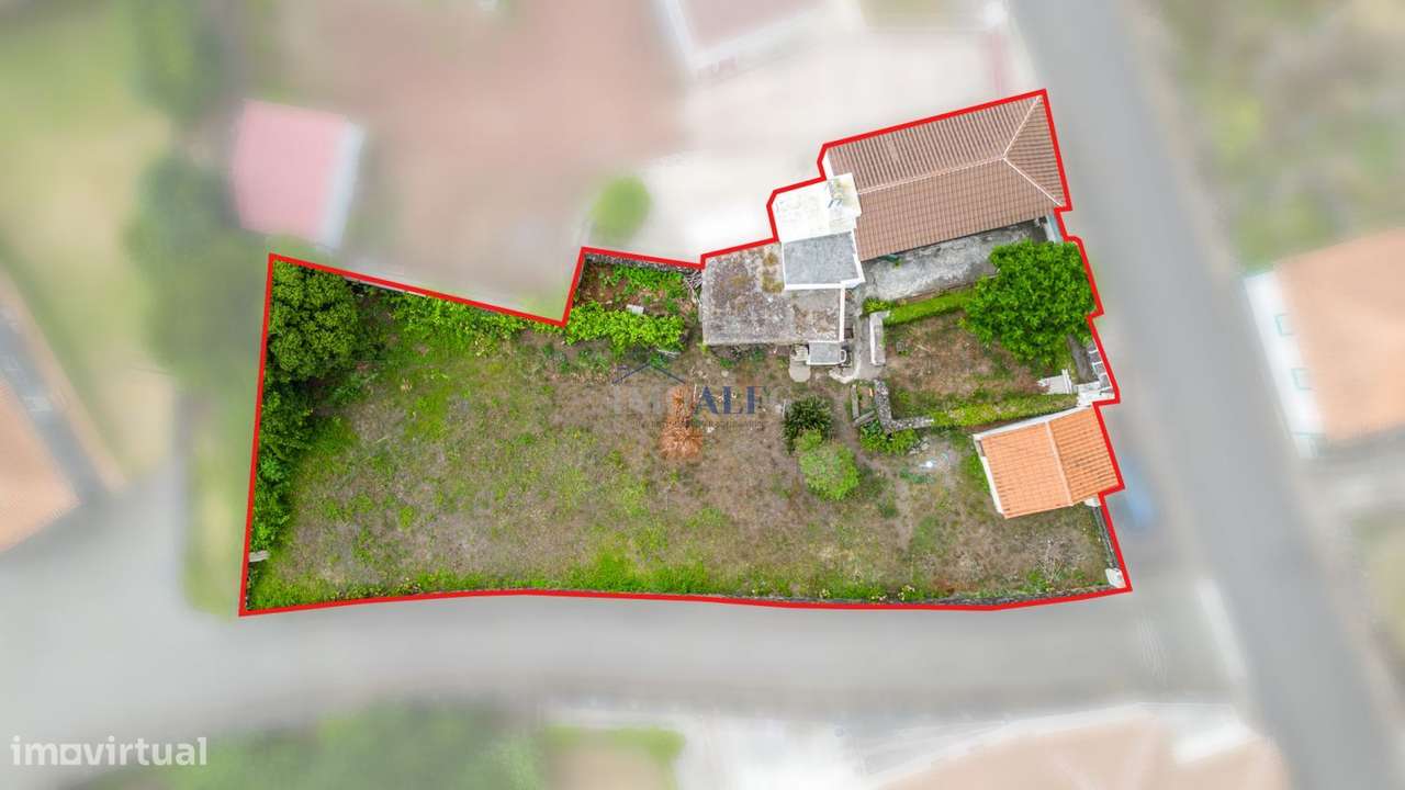 Moradia típica da Ilha Terceira,  com terreno e garagem. - Grande imagem: 5/27