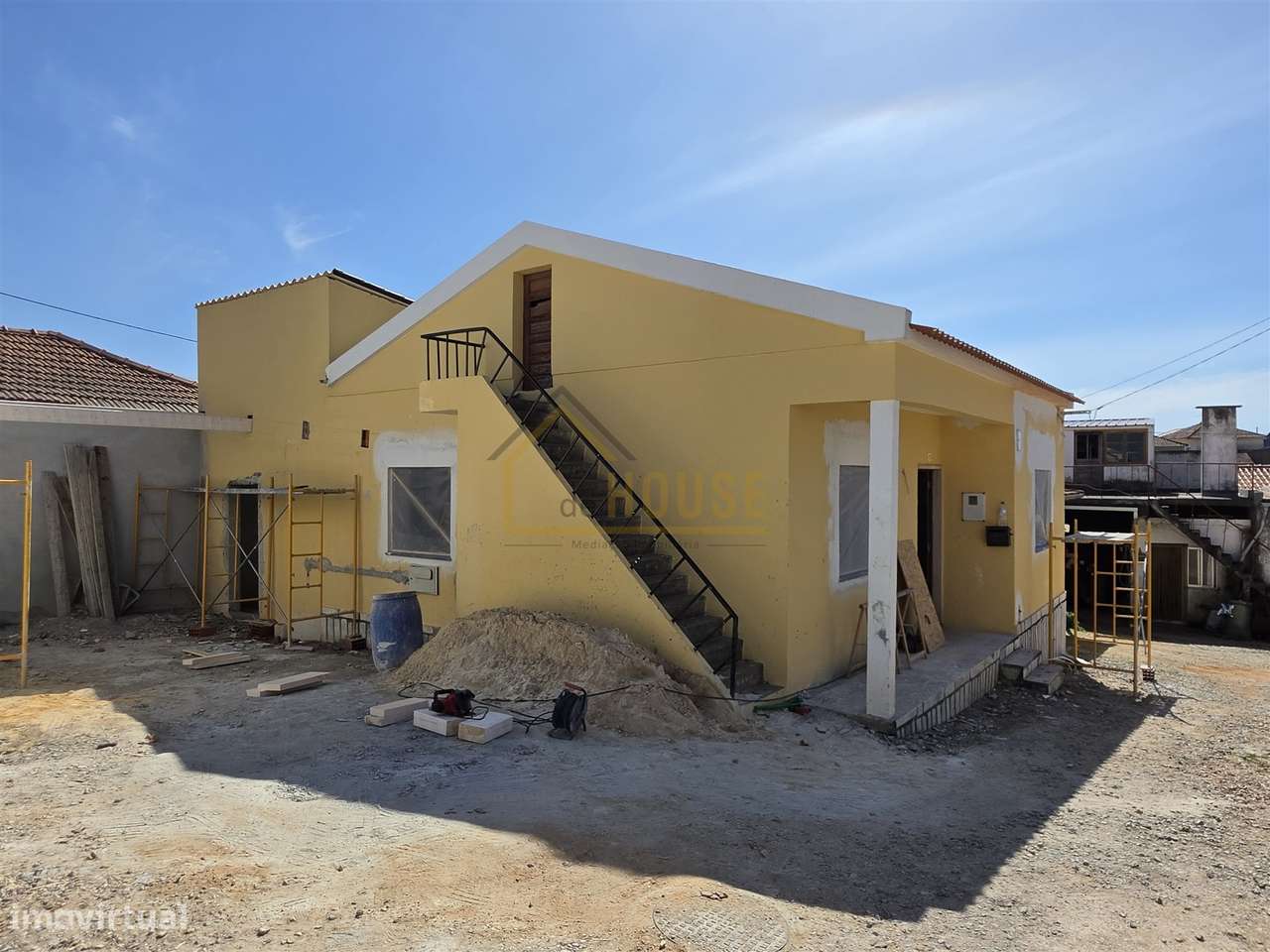 Moradia T2 com espaço exterior e adega-9