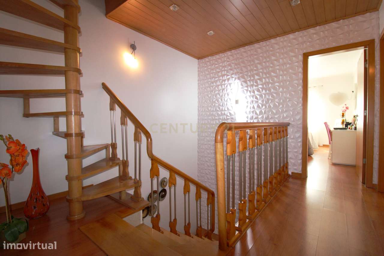 Moradia V3+2 de Luxo com Garagem, Sótão Aproveitado e Domótica Alexa n-38