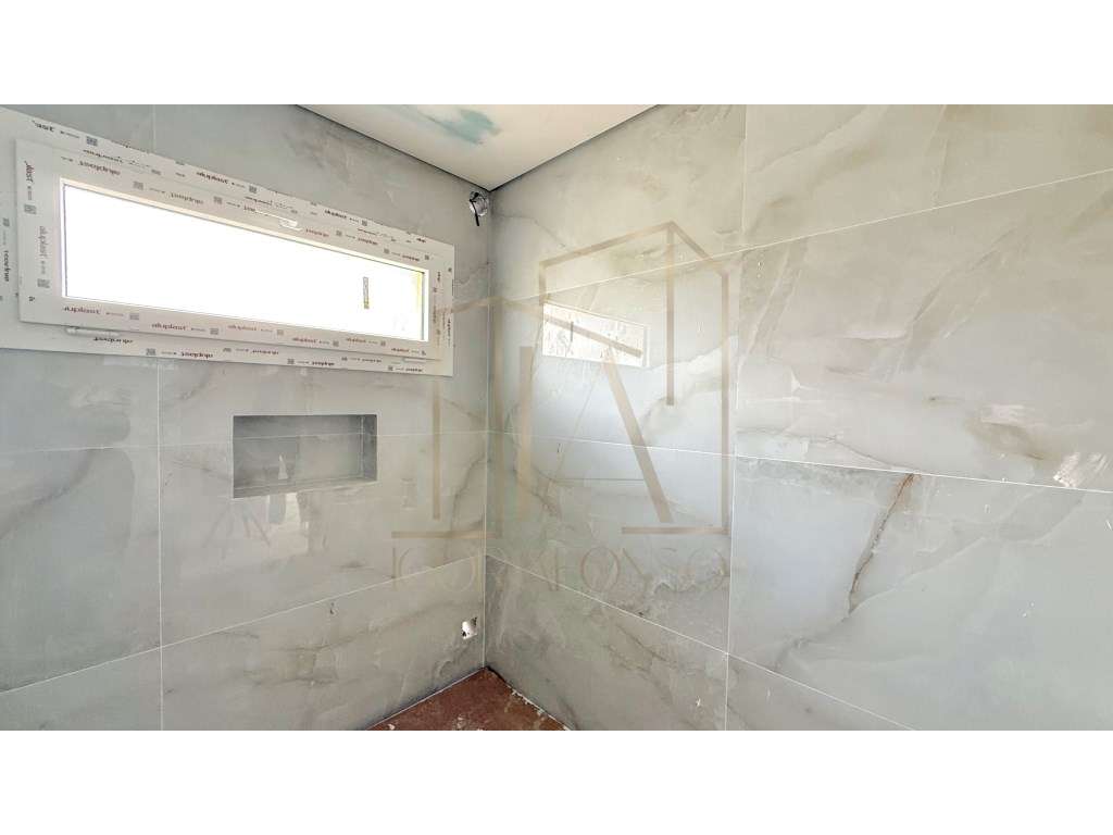 Moradia Independente T3 + 1 com 2 Suítes e piscina-13