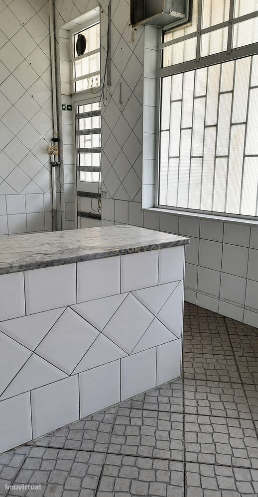 Nua-Propriedade de Loja no Barreiro, 78 m², extração de fumos, 2 porta-6