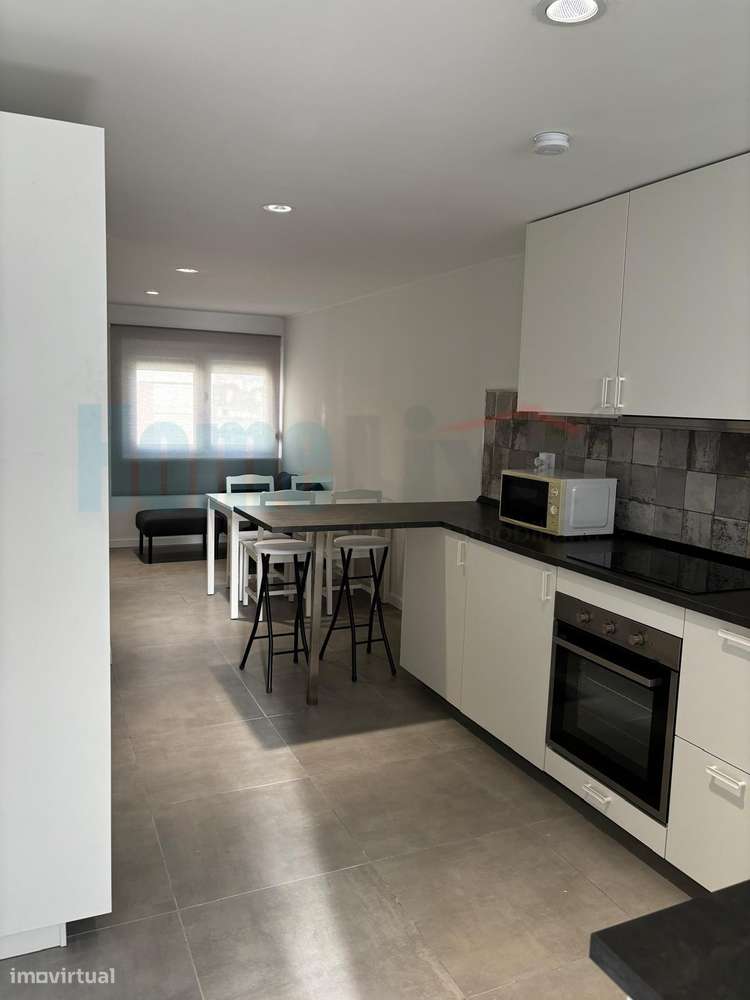 Apartamento T4 Remodelado e Mobilado Charquinho, Benfica-11