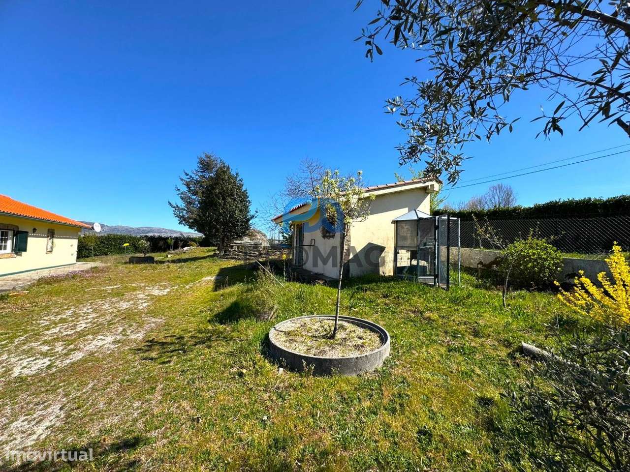 Moradia com excelente área, piscina e plena privacidade-27