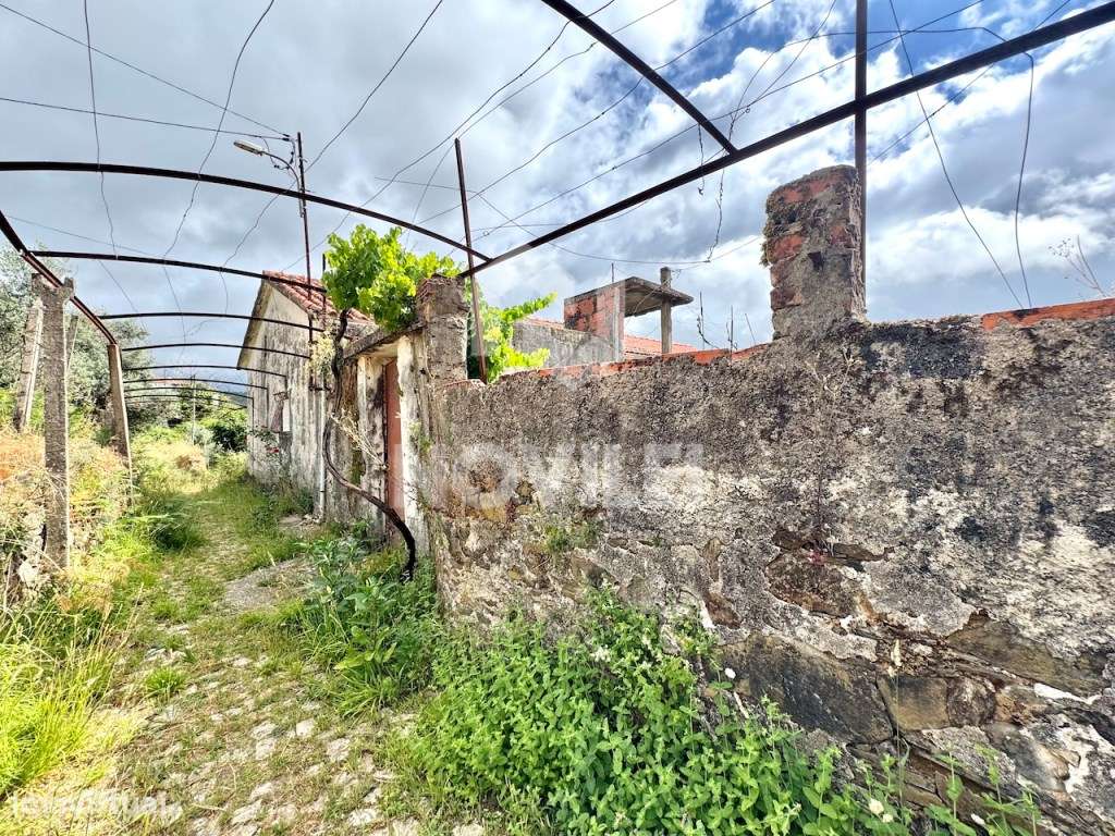 Moradia para reconstruir, no centro de uma pacata aldeia.-16