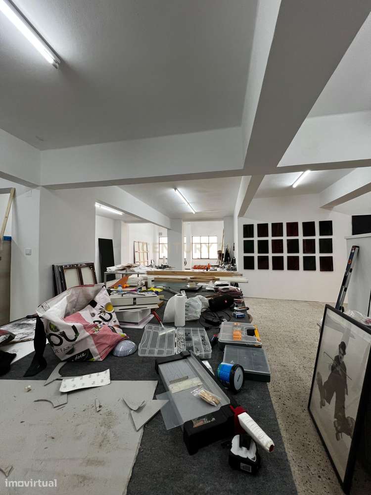 Armazém Amplo em Sacavém-5