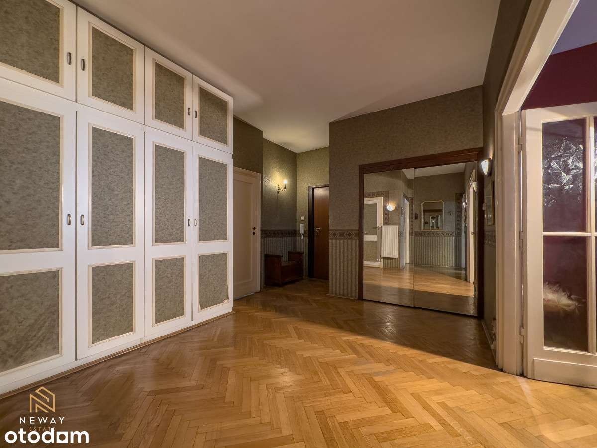 Apartament w modernistycznej kamienicy z balkonem-8