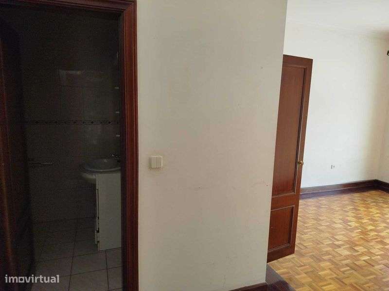 Apartamento T3 com terraço, 1º andar com elevador, sótão e garagem. - Grande imagem: 5/12