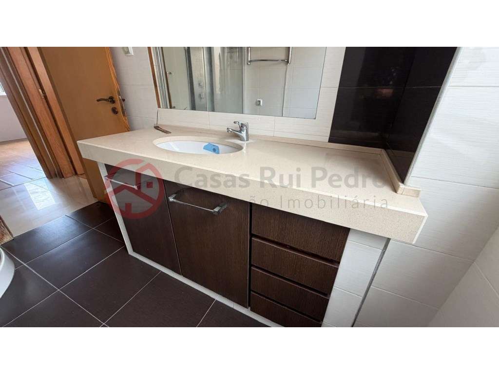 Apartamento T2 com logradouro e churrasqueira na Cova da Piedade, A...-24