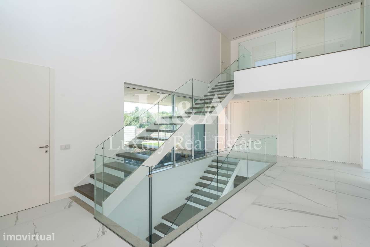 Moradia V6 contemporânea com vistas panorâmicas no Triângulo Dourado,-11