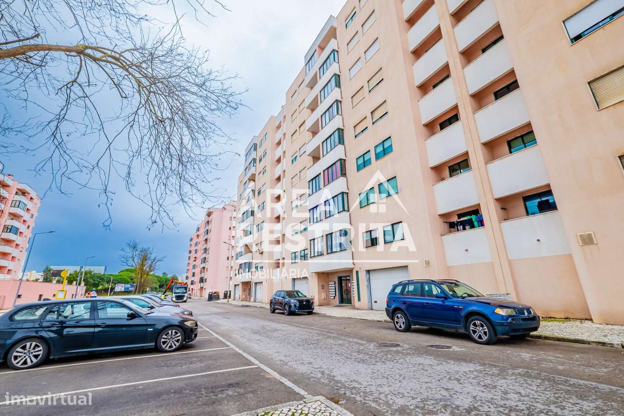 Apartamento T3 com parqueamento e elevador nos Fidalguinhos, Barreiro-42