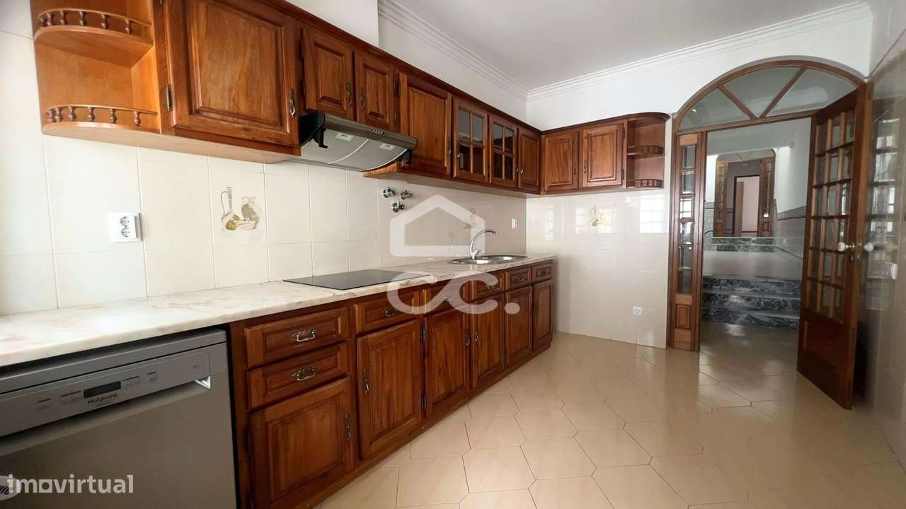 Moradia T2 convertida em T3 com garagem e acesso por duas ruas, zona h - Grande imagem: 3/28