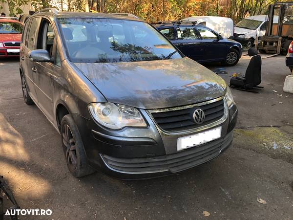 Dezmembrez Volkswagen Touran facelift 2008 1.9 TDI - 1