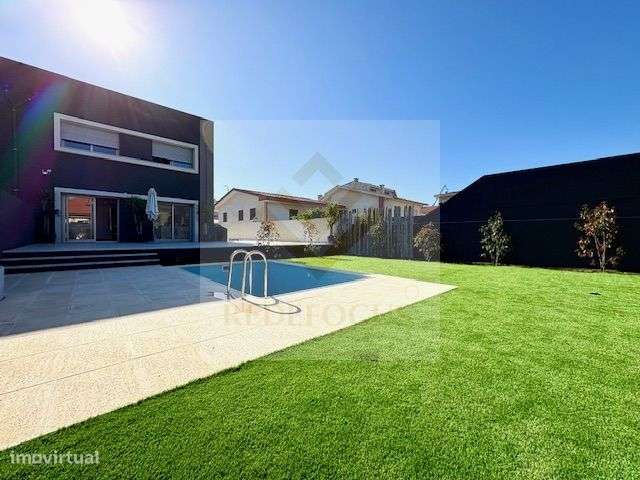 Moradia T4 de Luxo com Piscina e Jardim em Esmoriz-48