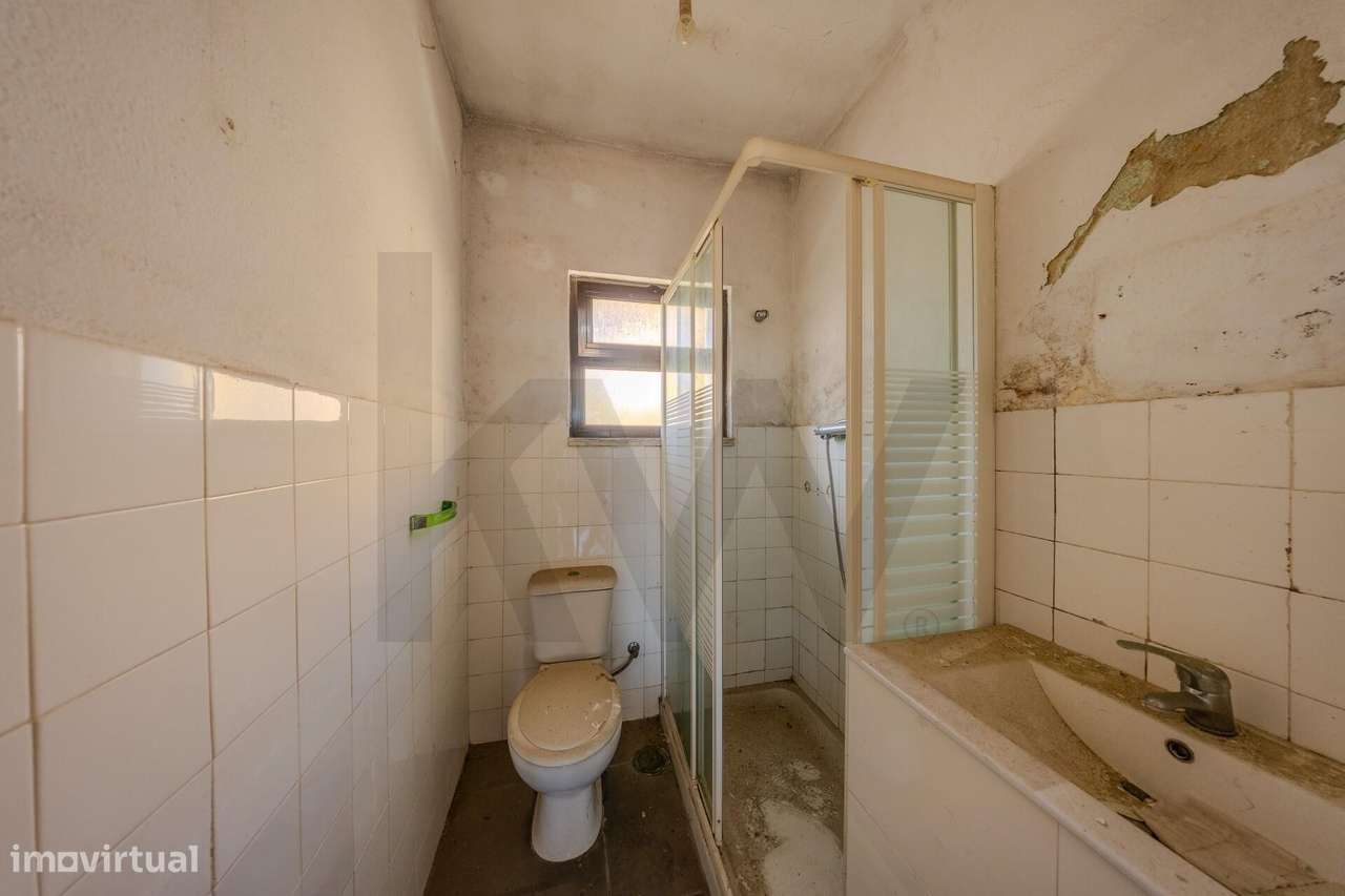 Moradia Bi-Familiar + 2 Anexos Habitáveis na Sobreda Caparica-19