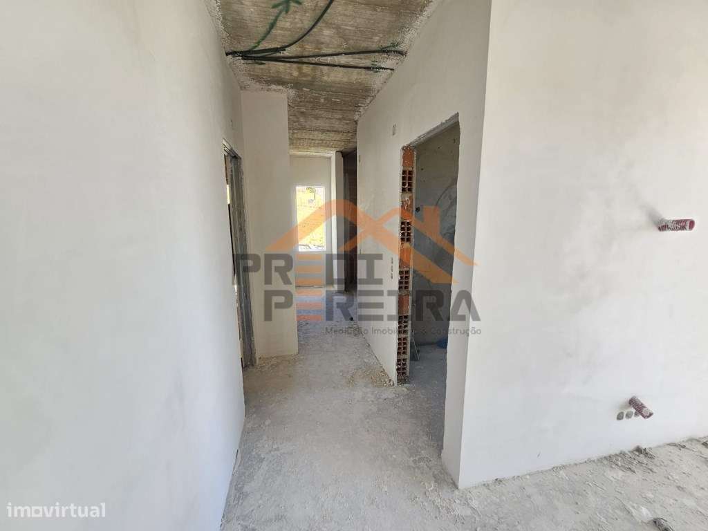 Moradia T4 em fase de construção, situada no Bairro Casal São Sebas...-14