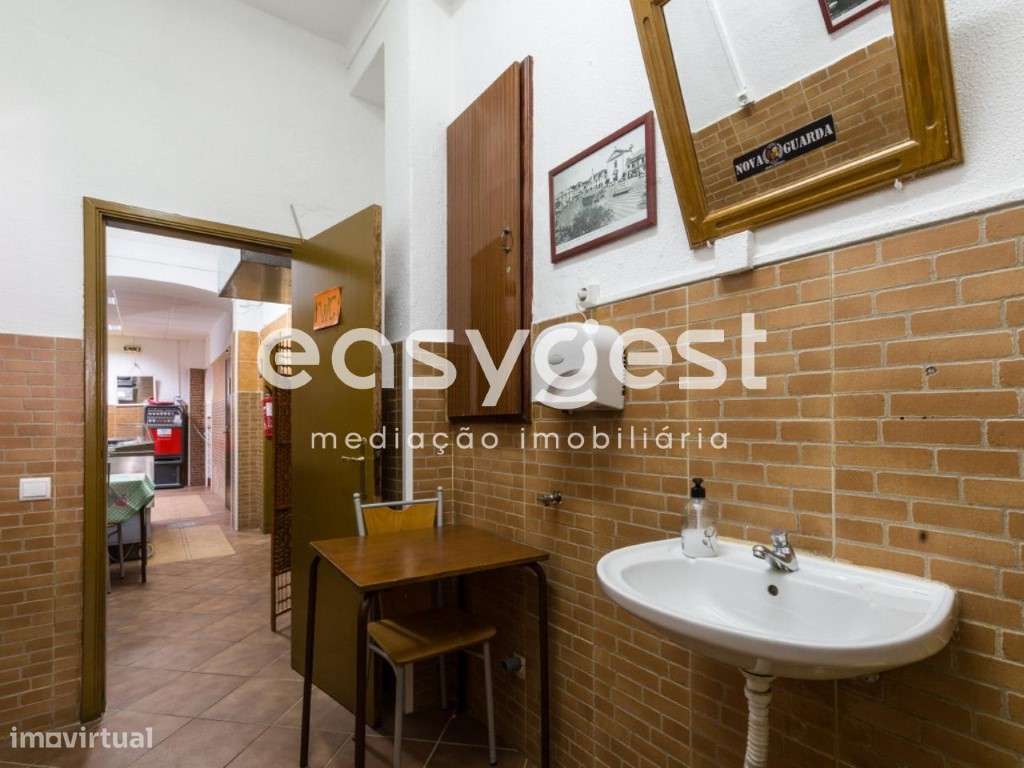 Restaurante com esplanada na Pç Marquês de Pombal em VR. Sto. António - Grande imagem: 5/13