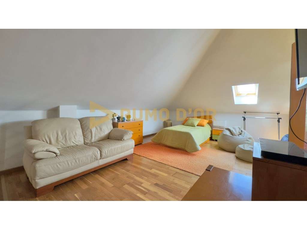 Viva com Conforto! Moradia T4 com Jardim e Espaço Exterior em Alenquer-25