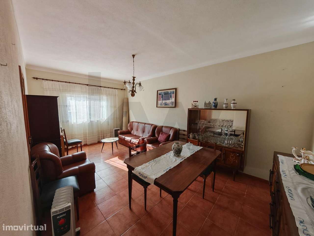 Moradia T3 no Tramagal, numa prestigiada localização da vila-1