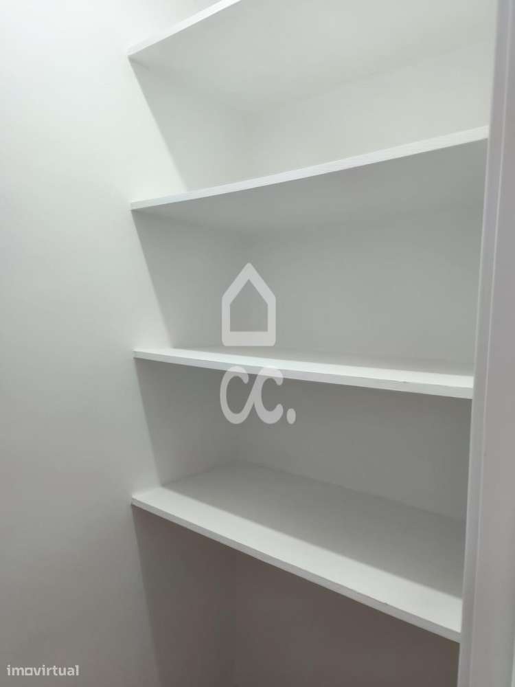 T3 Renovado com 3 Varandas na Amadora-24