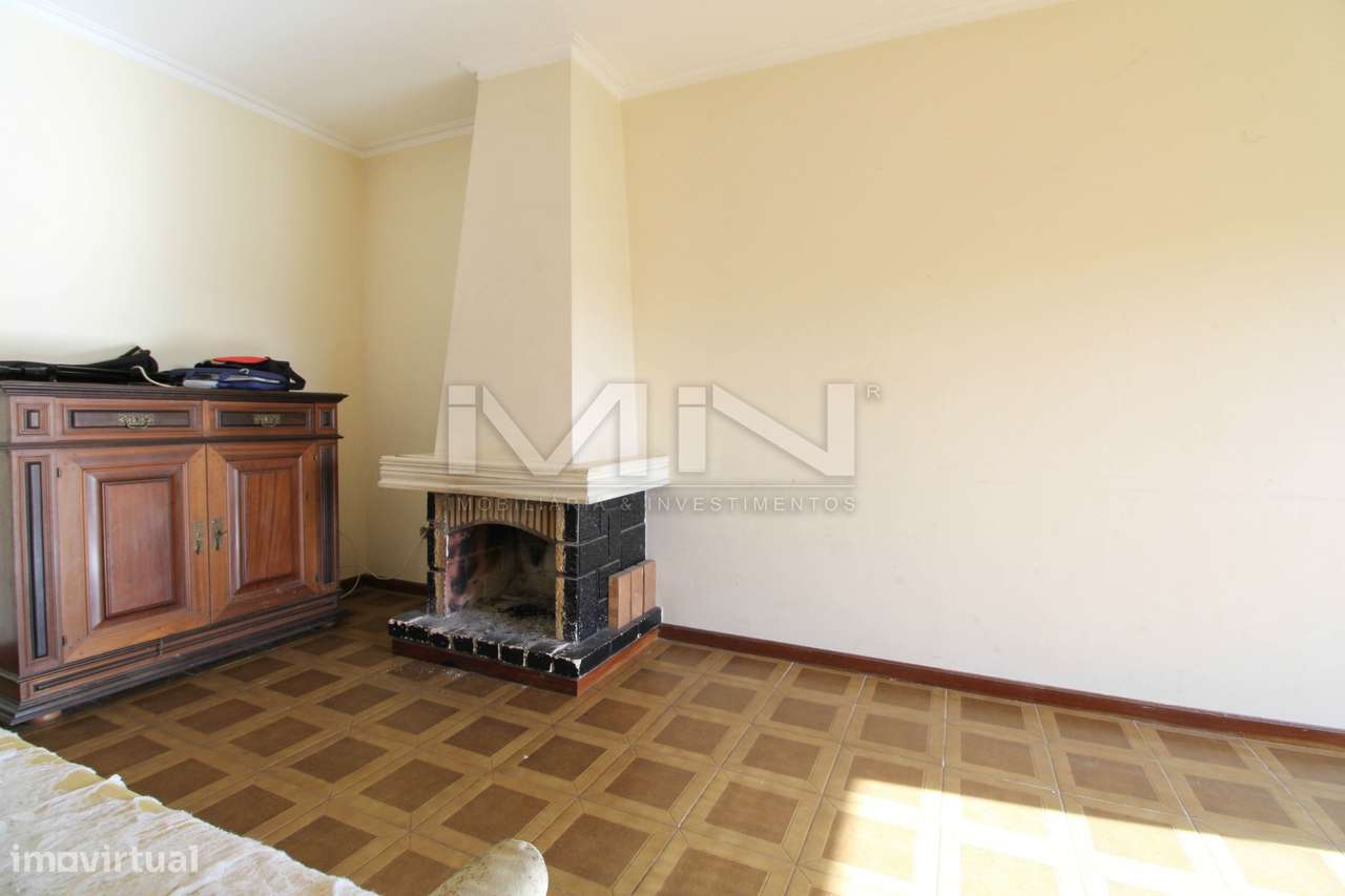 Moradia de 3 Frentes com Vista Panorâmica no Coração de Gondomar-4