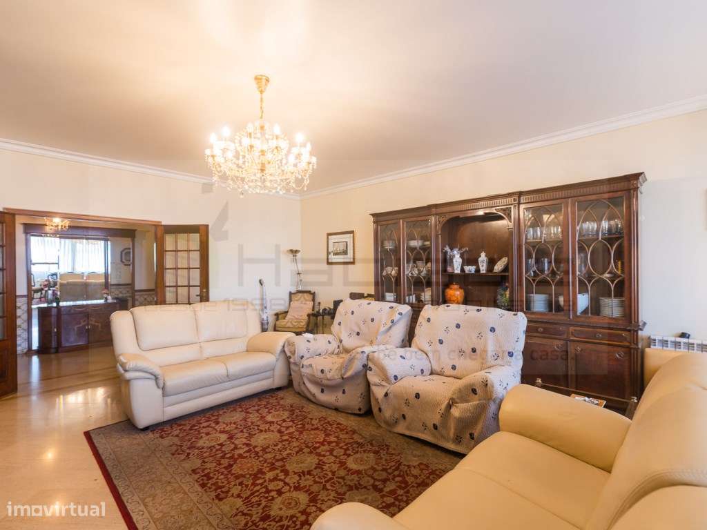 T4 com parqueamento e arrecadação a 2 min. do metro do Lumiar-9