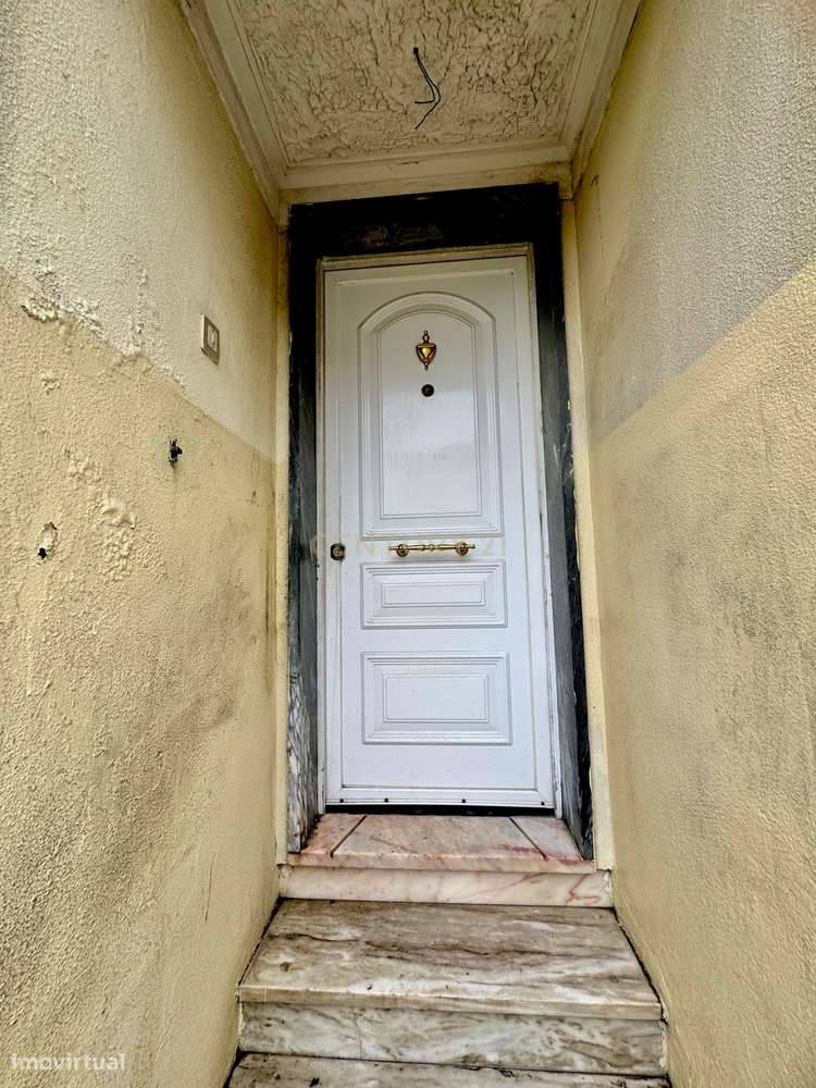 Camarate - Prédio de 2 andares de utilização independente-7