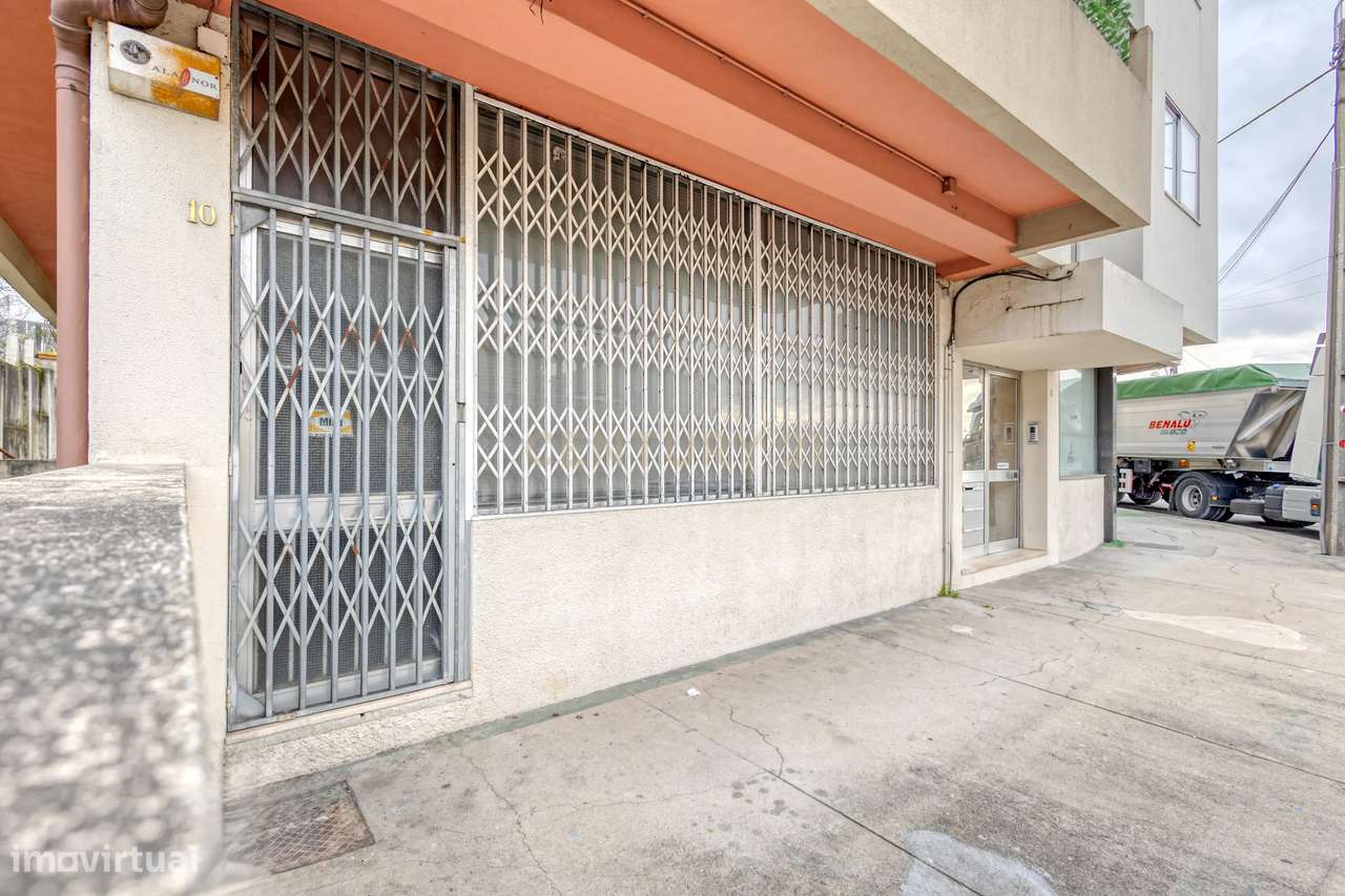 Loja com 136m2 Logradouro e Cave em Rio Tinto-9