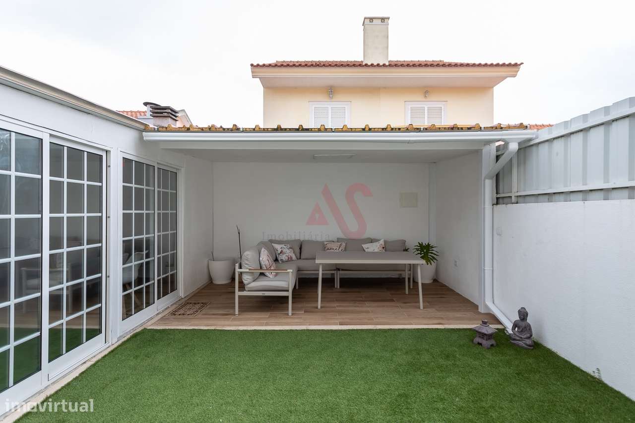 Moradia T3 com Sótão, Terraço e Espaço Exterior | Quinta do Conde - Grande imagem: 4/34