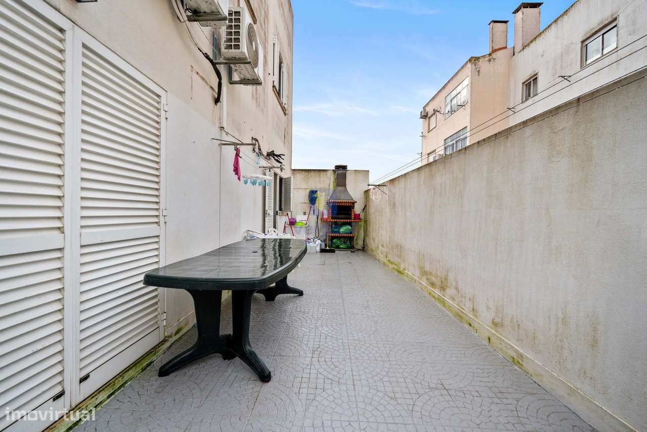 Prédio em Propriedade Total com Terraço, Garagens  no Montijo-11