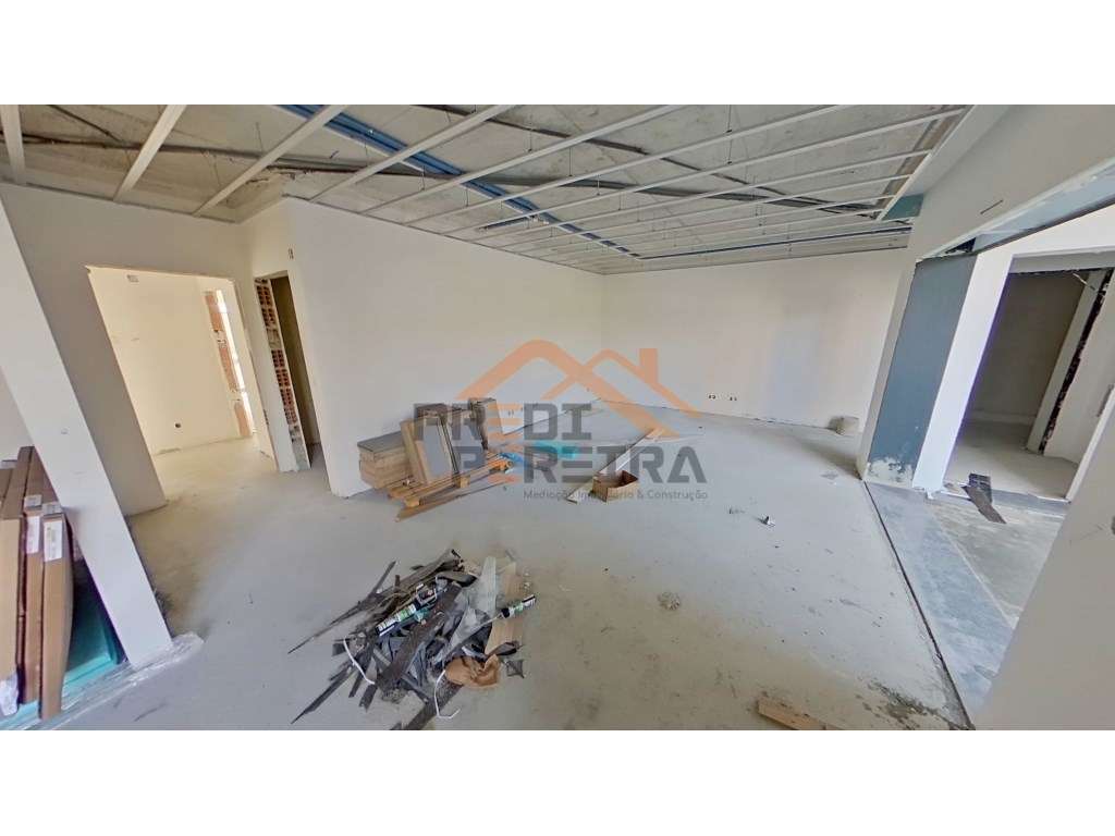 Apartamento T2, localizado em Santo António dos Cavaleiros.-6