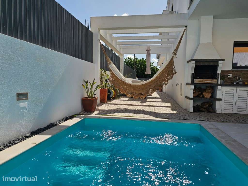 Moradia T3 Com piscina e excelente exposição solar em Fernão Ferro ... - Grande imagem: 4/43