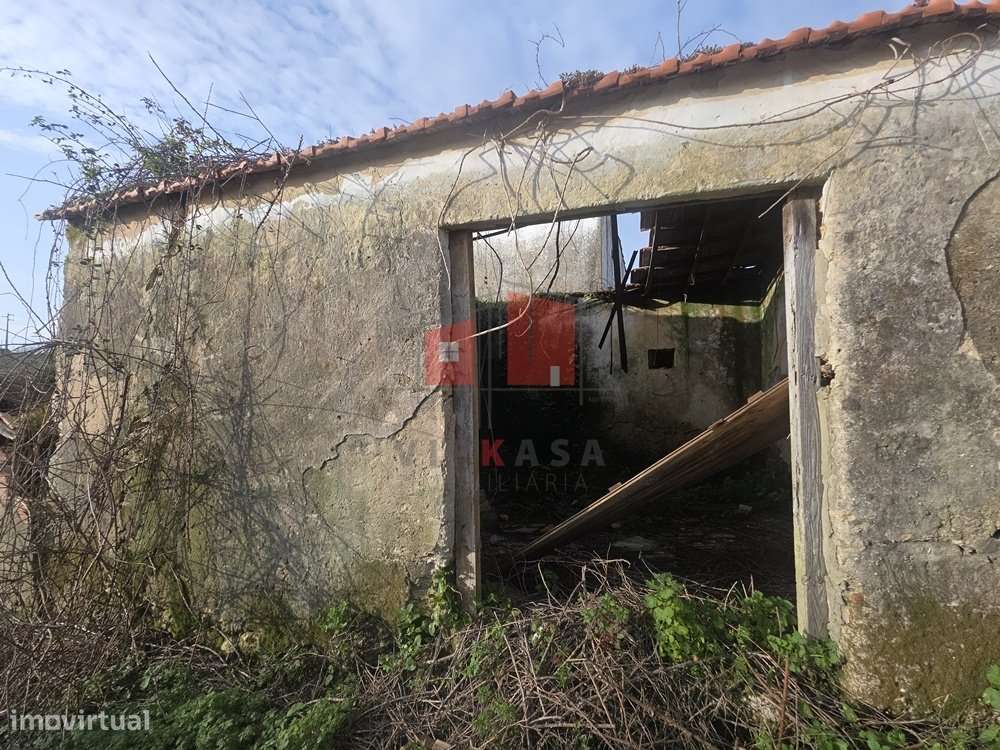 Moradia para recuperação total com 1437 m2 de lote-5