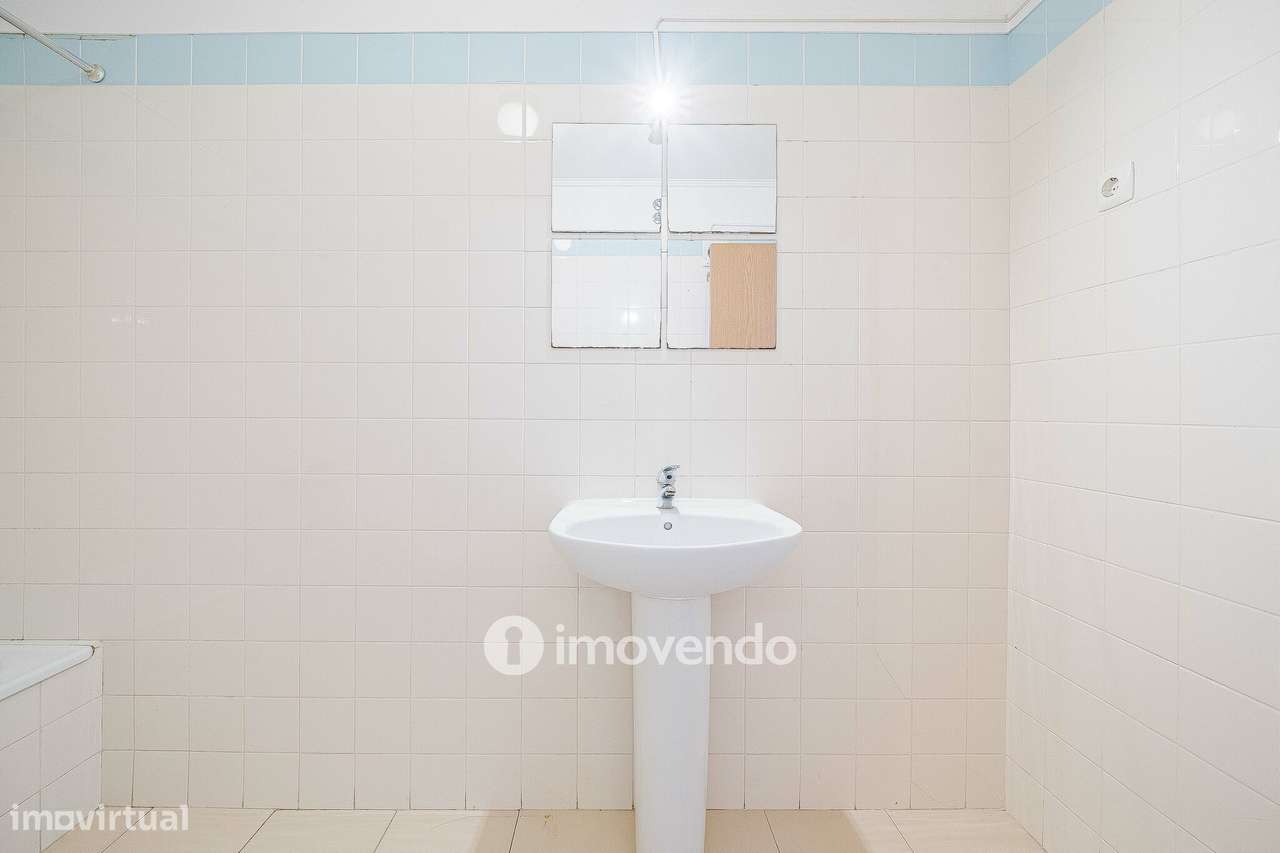 Apartamento T2 com cozinha equipada e estacionamento, na Ameixoeira-28